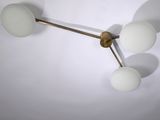 trois lampes suspendues au plafond