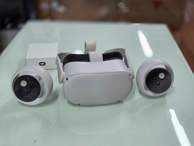 une paire de lunettes de réalité virtuelle posée sur une table en verre