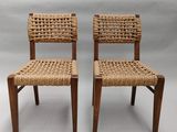une paire de chaises avec des assises tressées et des pieds en bois