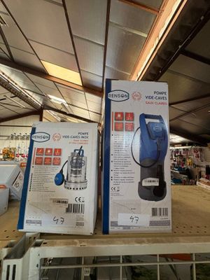 deux cartons d'aspirateurs sur une étagère dans un magasin