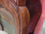 une armoire en bois surmontée d'un miroir
