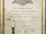 une photo encadrée d'un document sur lequel figure une médaille