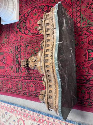une grande œuvre d'art accrochée au mur à côté d'un tapis