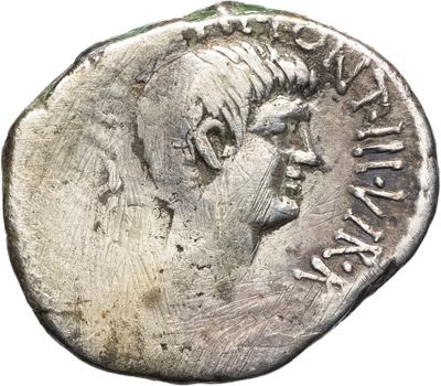 une pièce d'argent portant une tête d'homme