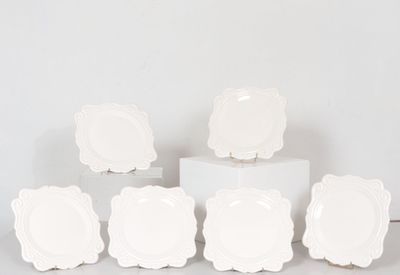 ANTHEOR. Suite de six assiettes en faïence crème à bords cha…