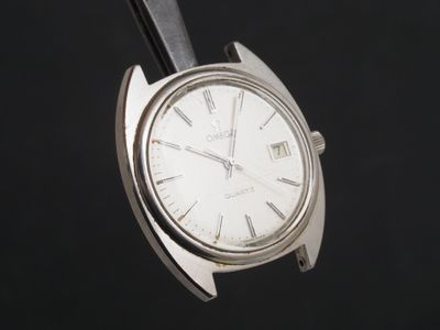 gros plan d'une montre sur fond noir