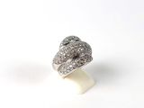 une image représentant une bague en diamant en forme de cœur posée sur une surface blanche