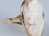 une image représentant une bague en or ornée d'un camée sculpté à l'effigie d'un homme