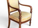l'image d'une chaise en bois avec une assise rembourrée de couleur beige