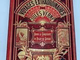 un vieux livre à la couverture rouge et aux lettres dorées