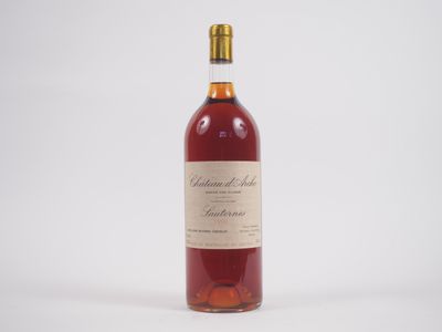 gros plan d'une bouteille de vin sur fond blanc