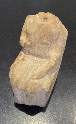 Figure féminine assise vêtue d'une toge, marbre, fragment, H…