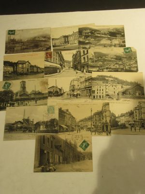 de nombreuses photos de bâtiments anciens exposées dans une vitrine
