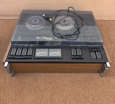 une table basse avec des télécommandes et une chaîne hi-fi