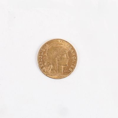 une image d'une pièce d'or sur une surface blanche
