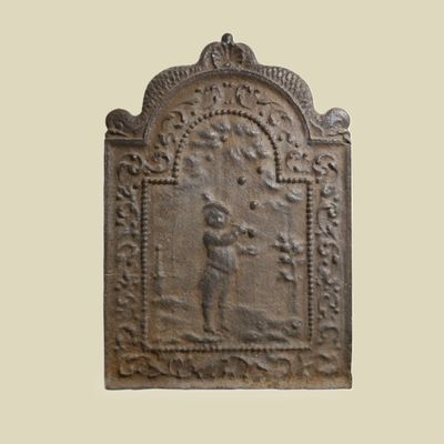 Plaque de cheminée en fonte de forme quadrangulaire, le haut…