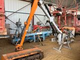 une grue installée à l'intérieur d'un bâtiment