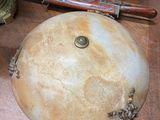 un lavabo en marbre posé sur une table en bois, à côté d'une horloge