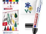 Les feutres de couleur se trouvent à côté d'une boîte de crayons de couleur