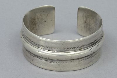 bracelet manchette en argent massif avec un motif gravé sur la face extérieure