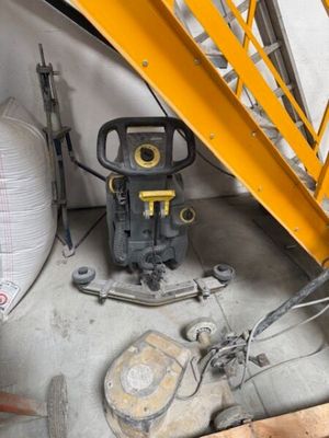 une machine posée par terre à côté d'un tas de sacs