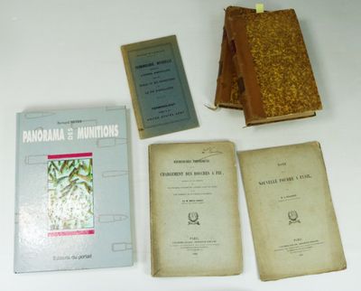 Plusieurs livres sont posés sur une table blanche sur laquelle se trouve un autocollant jaune.