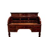 un vieux bureau en bois avec des tiroirs et des tiroirs sur le dessus