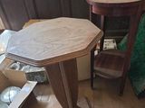 une table et une chaise dans une pièce en cours de rénovation