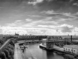 photographie en noir et blanc d'une rivière traversant une ville