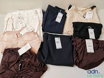 de nombreux soutiens-gorge et culottes différents exposés sur une table