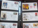 beaucoup de timbres sur un classeur posé sur le sol