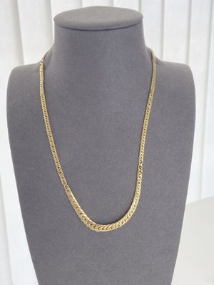 un collier à chaîne en or sur un mannequin mannequin mannequin mannequin mannequin mannequin mannequin mannequin mannequin mannequin