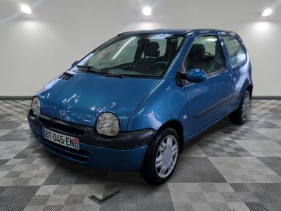 la photo d'une voiture bleue garée dans un garage