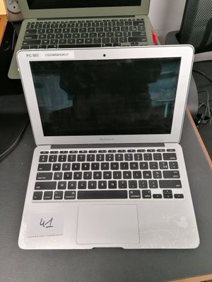 deux ordinateurs portables posés sur un bureau