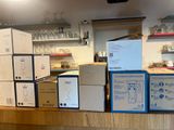 de nombreuses boîtes sur le plan de travail de la cuisine