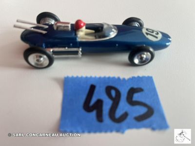 une petite voiture bleue avec un numéro sur le côté