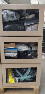 une pile de cartons empilés sur une palette