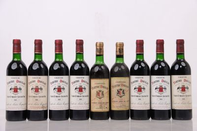 six bouteilles de vin rouge alignées sur une table