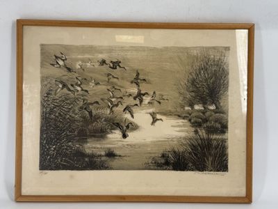 tableau représentant une volée de canards survolant une rivière au cœur d'une forêt
