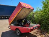 un camion rouge avec un moteur rouge à l'arrière