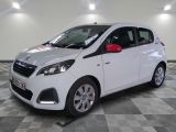 la petite voiture blanche est garée sur un carrelage à carreaux