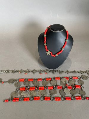 un collier, un bracelet et un ensemble de bracelets posés sur une table