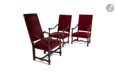 paire de fauteuils en velours rouge avec accoudoirs sculptés