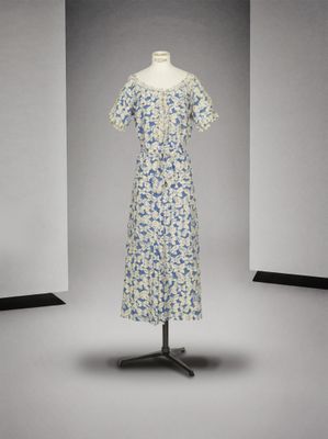 une photo d'une robe posée sur un mannequin dans une pièce