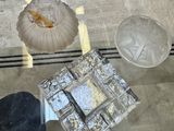 une table en verre sur laquelle sont posés quelques objets en verre