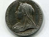 une vieille pièce d'argent sur laquelle figure le profil d'une femme