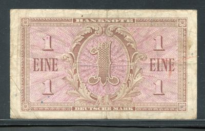 un gros plan sur un bout de papier sur lequel figure un chiffre