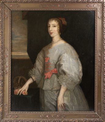 portrait d'une dame en robe grise tenant un panier de fleurs