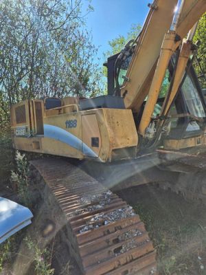 un bulldozer jaune qui est à l'arrêt dans la terre
