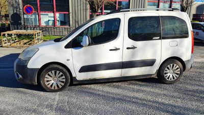 une camionnette blanche garée sur le bord de la route